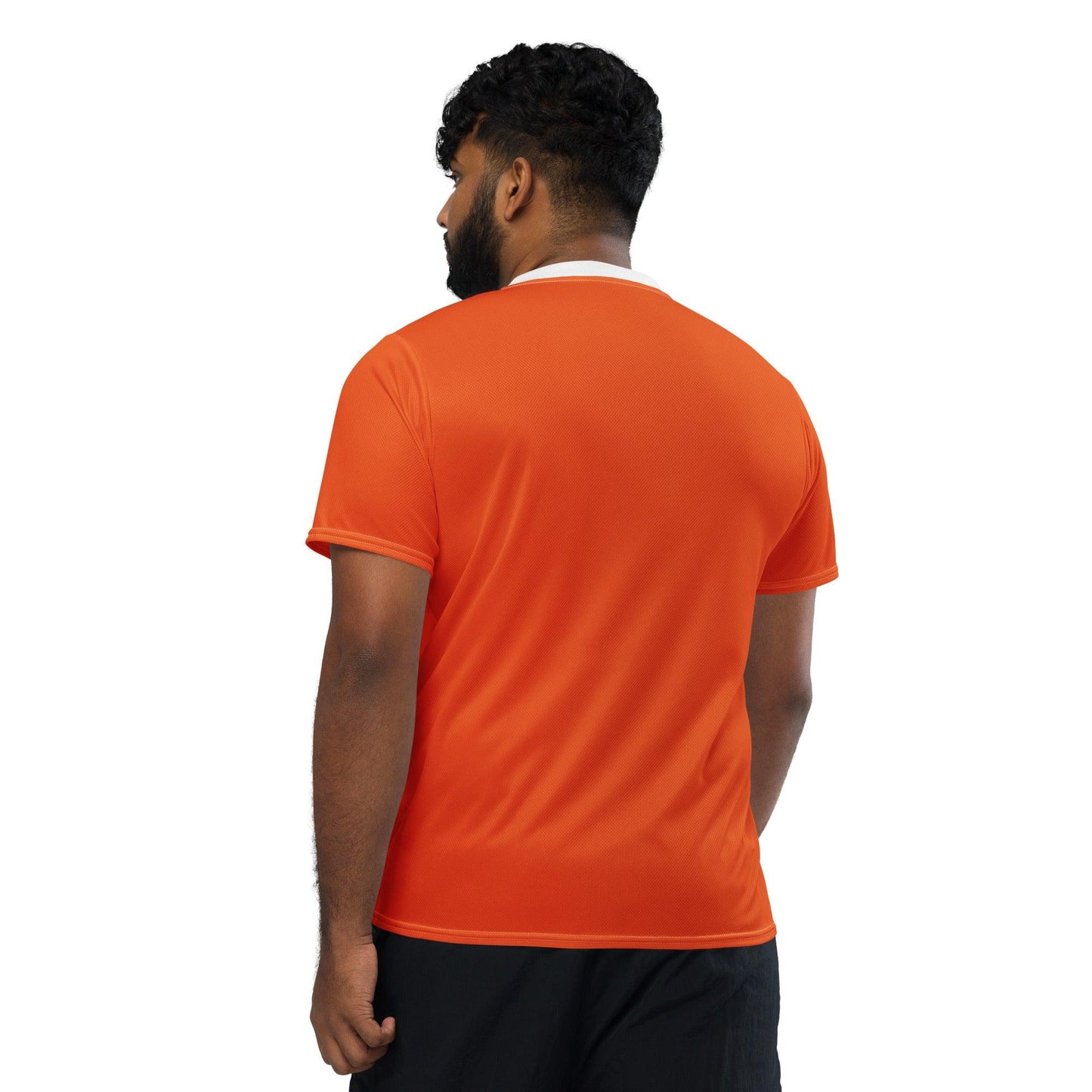 Mannelijk model draagt het Nederlands Elftal voetbalshirt thuis voor het EK 2024 - Oranje Replica Shirt - Volwassenen  - detailweergave