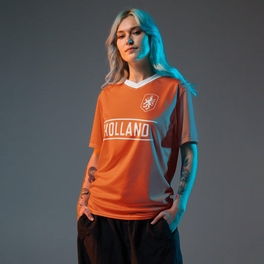 Mannelijk model draagt het Nederlands Elftal voetbalshirt thuis voor het EK 2024 - Oranje Replica Shirt - Volwassenen