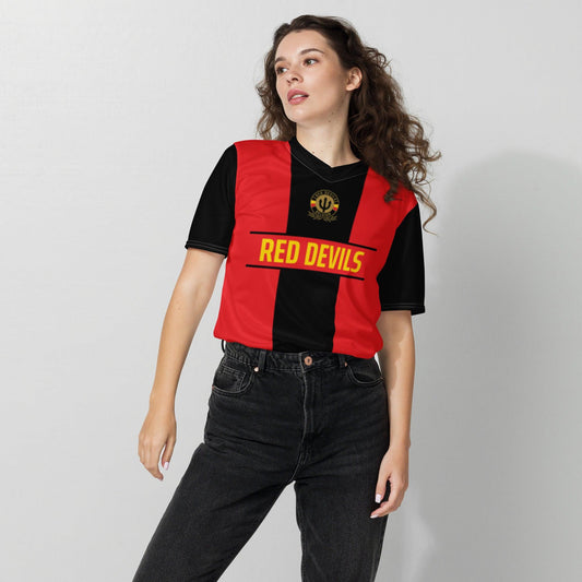 EK voetbalshirt Red Devils 2024. Vrouwelijk model draagt Belgisch voetbalshirt Euro 2024 TeeToko - beschikbaar in kleine en grote maten