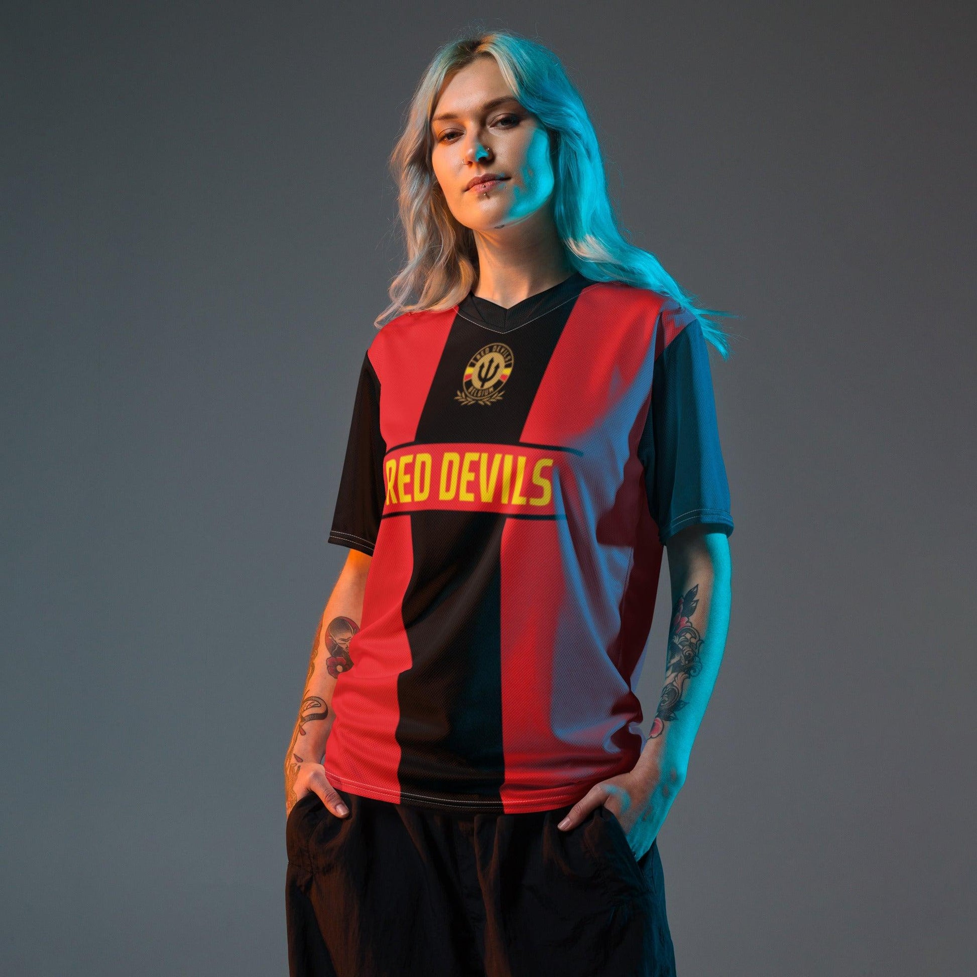 Vrouwelijk model draagt Belgisch voetbalshirt Euro 2024 TeeToko - beschikbaar in diverse maten voor elke fan