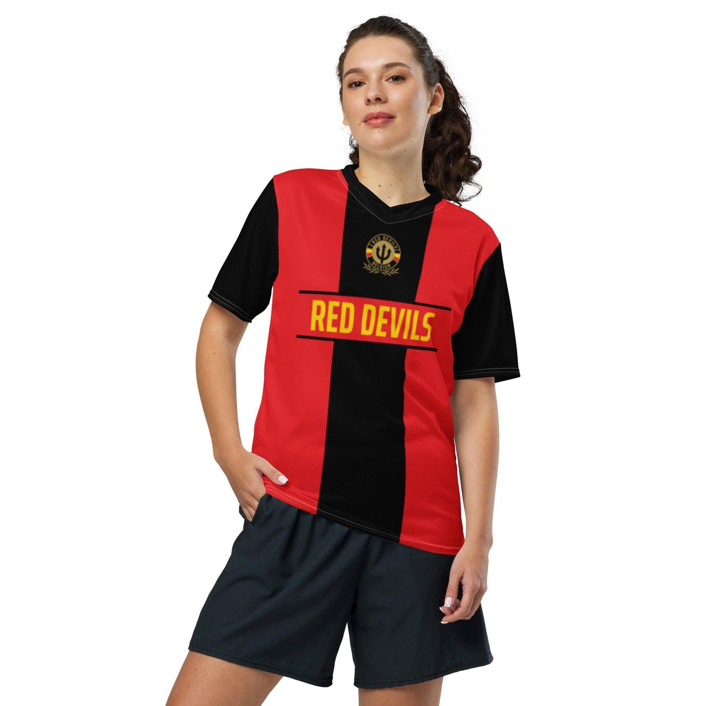 Vrouw met Belgisch voetbalshirt Euro 2024 TeeToko - kies je maat en juich voor het nationale team