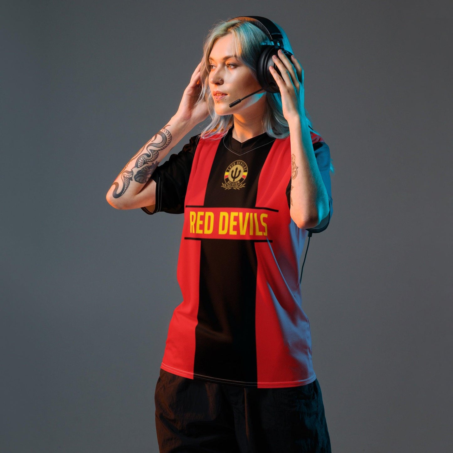 Vrouw met Belgisch voetbalshirt Euro 2024 TeeToko - trendy en functioneel, in alle maten verkrijgbaar